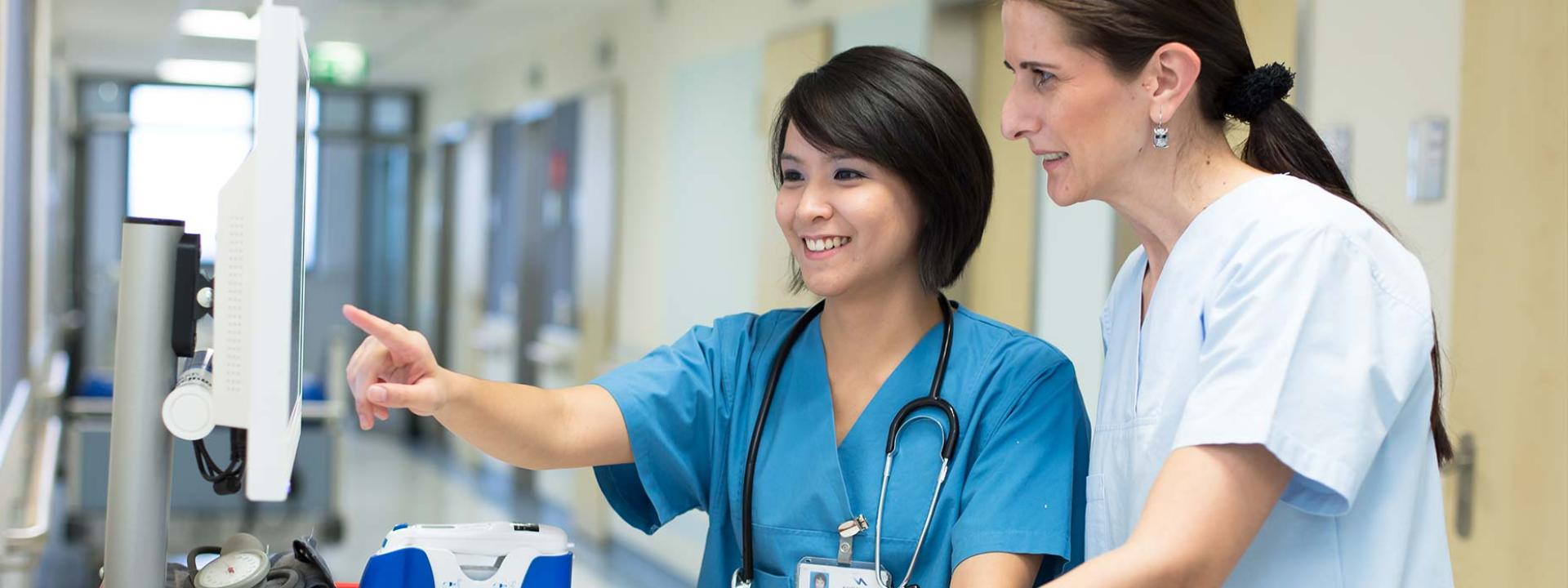 Zwei Frauen reden miteinander