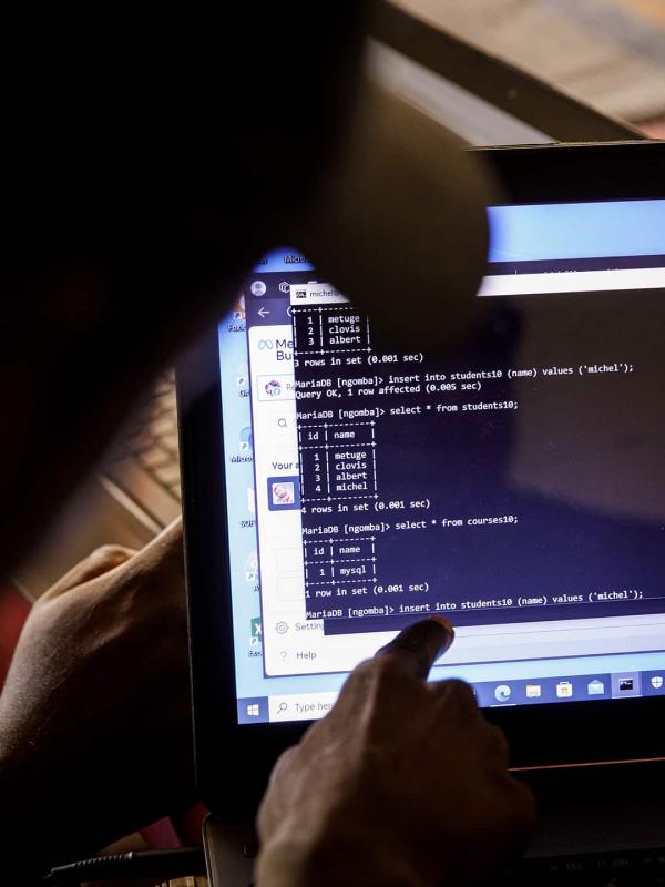 Mensch zeigt auf einen leuchtenden Bildschirm