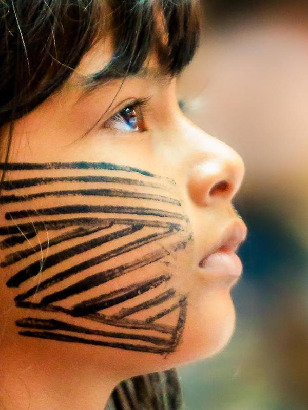 Indigenes Kind mit bemaltem Gesicht