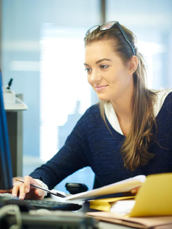 Junge Frau bei der Arbeit am Computer