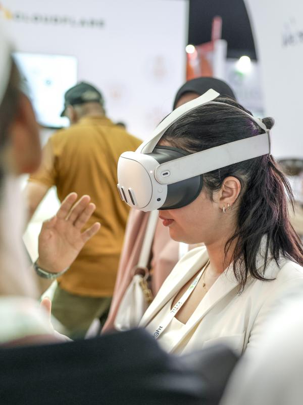 Junge Frau mit einer VR-Brille