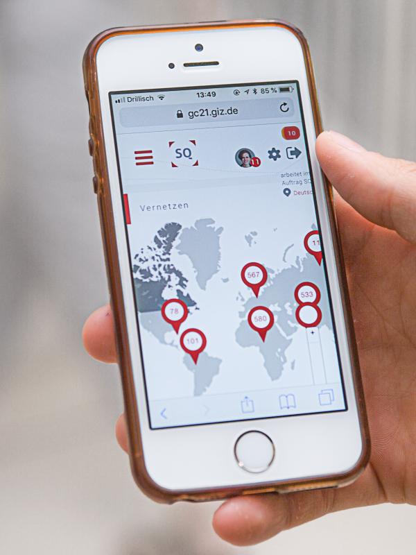 Smartphone mit einer Weltkarte