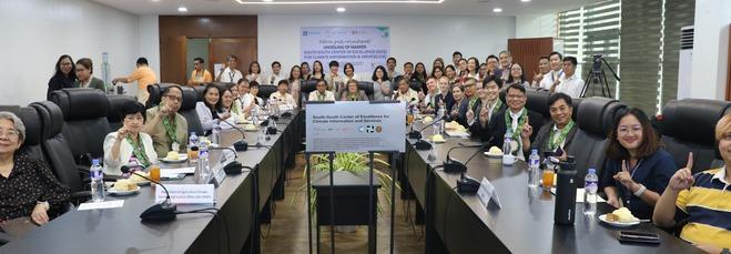 Gruppenbild in einem Saal