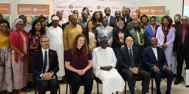 Gruppenbild in einem Raum
