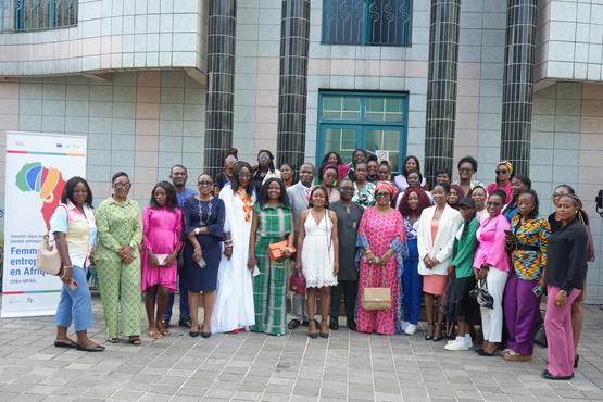Gruppenbild vor einem Gebäude