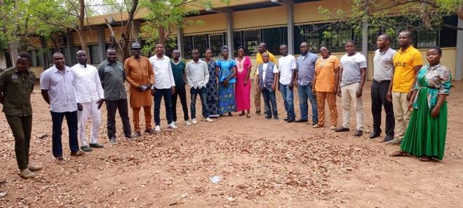 Gruppenbild auf einem Platz mit Gebäude im Hintergrund