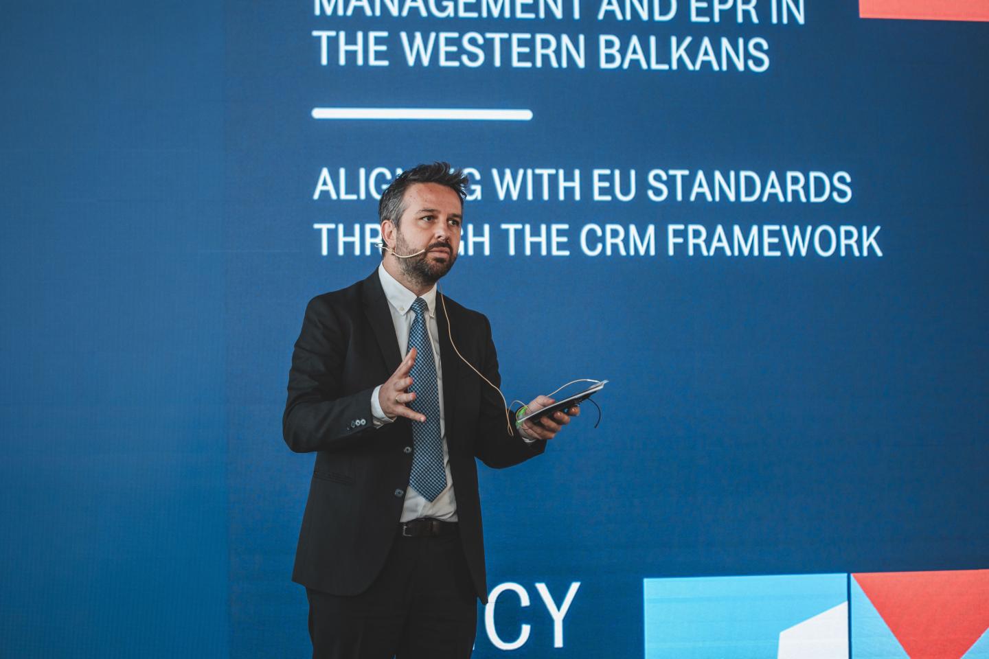 GIZ Colleague moderating the open discussion 