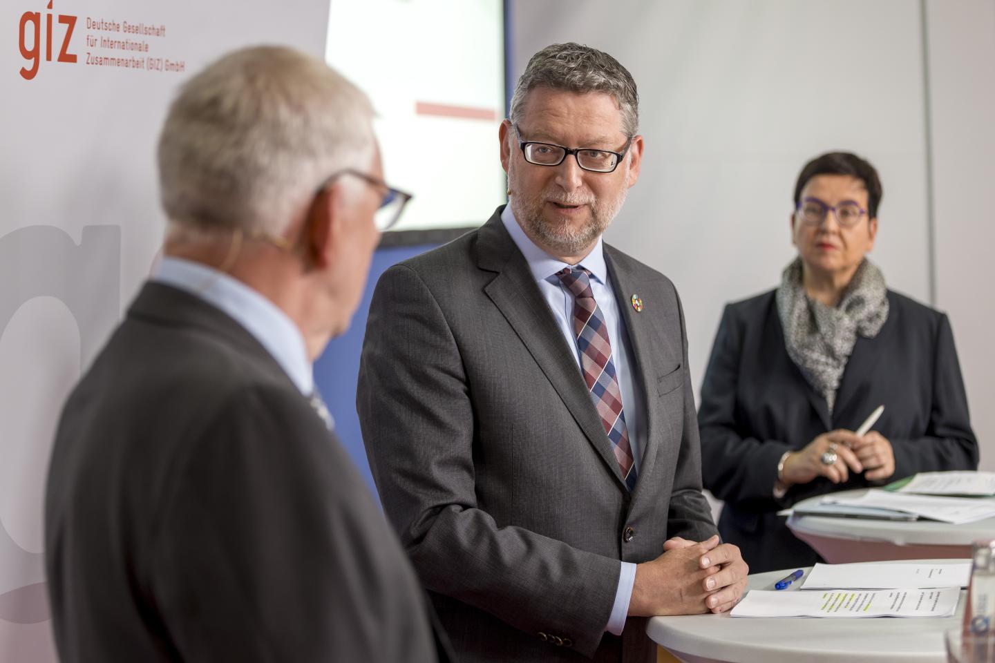 Jochen Flasbarth, Thorsten Schäfer-Gümbel und Ute Schaeffer während einer Präsentation aus der Nähe fotografiert.