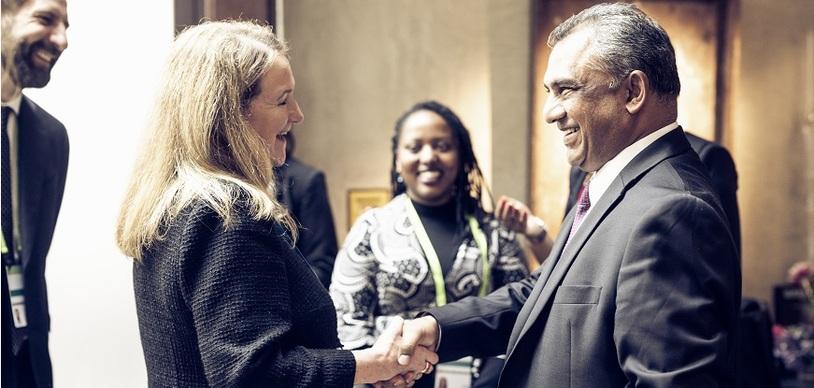 Ein Mann schüttelt einer Frau die Hand.