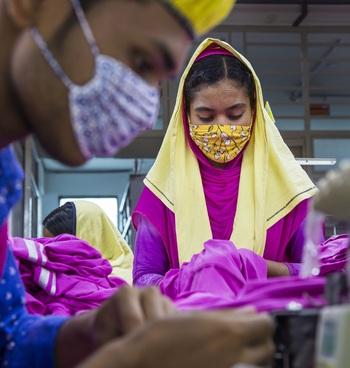 Zwei Personen mit Gesichtsmasken.