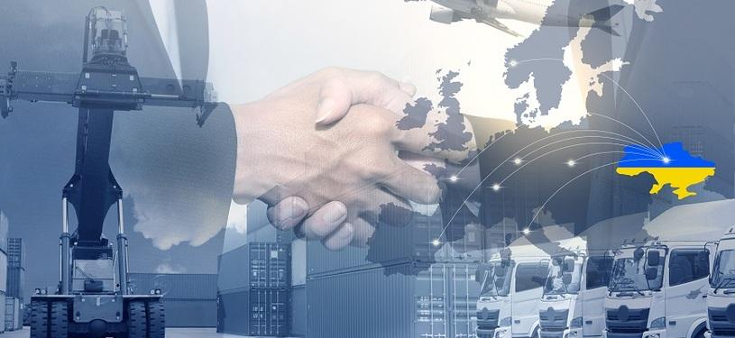 Mehrfach überlagertes Bild mit Containern, Verladekran einer Uraine Flagge in Form der Landesumrisse, zwei Hände die sich Schütteln und LKWs