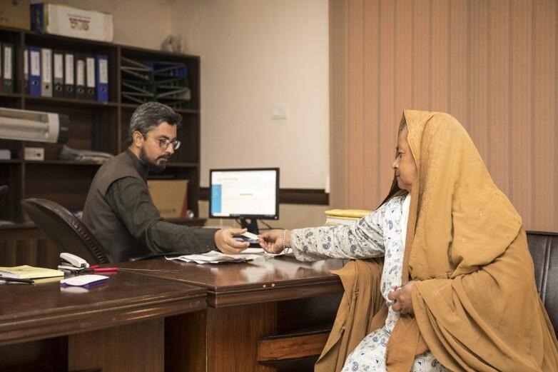 Eine Frau und ein Mann in einem Büro