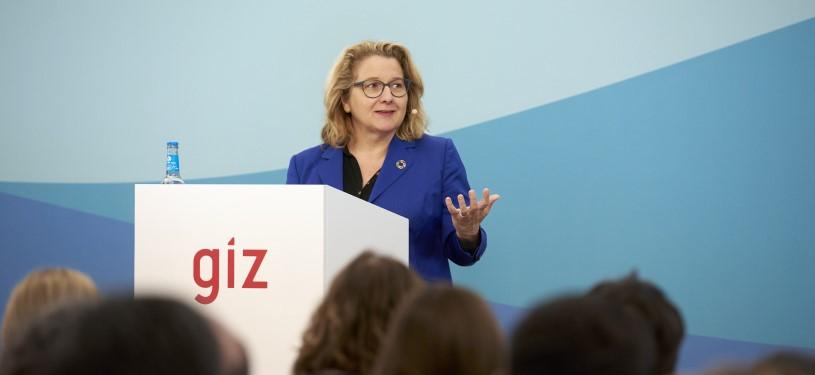 Bundesministerin Svenja Schulze redet an einem Pult während ihres Besuchs bei der GIZ in Eschborn.