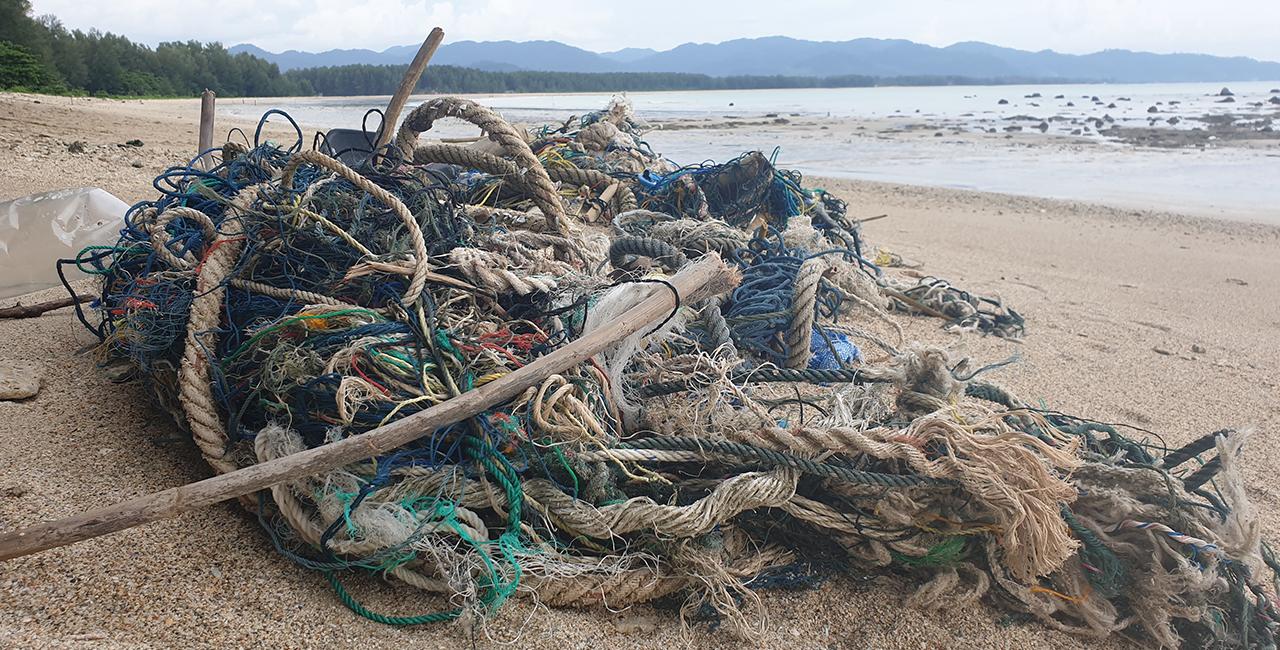 Schiffsabfall bestehend aus alten Seilen und Netzen verschmutzt einen Strand