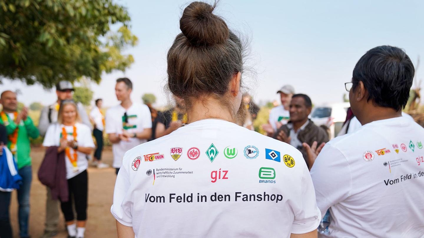 Aufnahme eines T-Shirts mit Logos der unterstützenden Vereine des Projekts