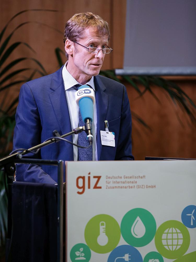 Ein Mann spricht auf der COP27