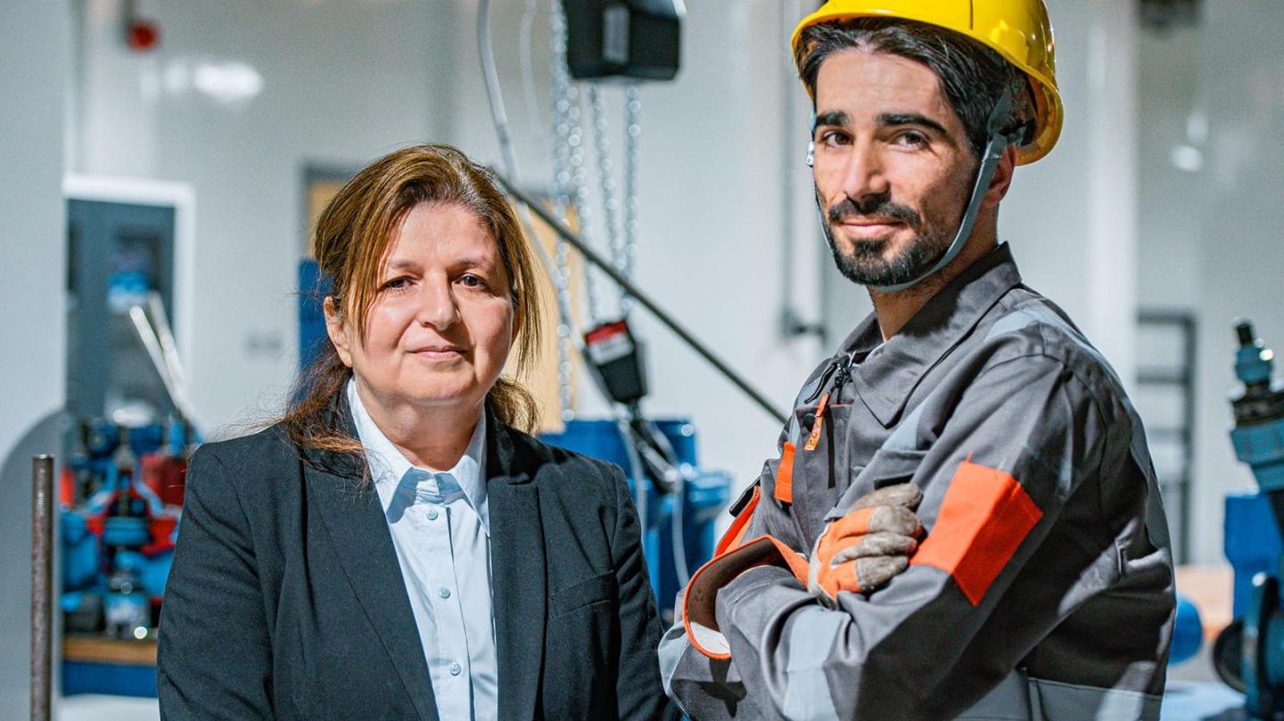 Frau und Arbeiter posieren in die Kamera