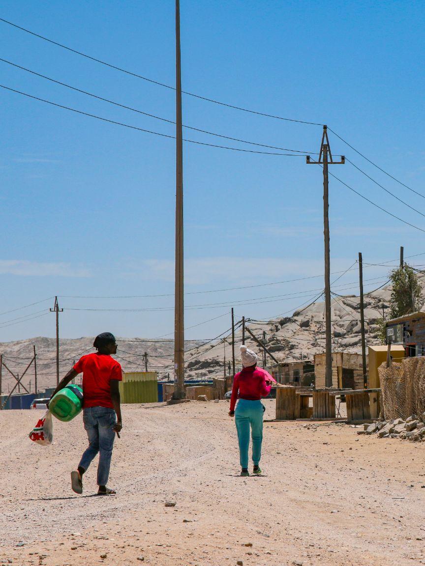 Zwei Frauen stehen auf einem Weg.