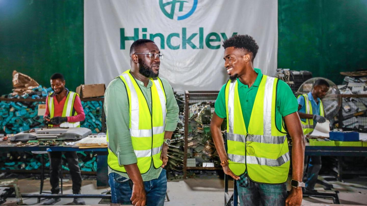 Zwei Mitarbeiter einer Recycling-Firma unterhalten sich