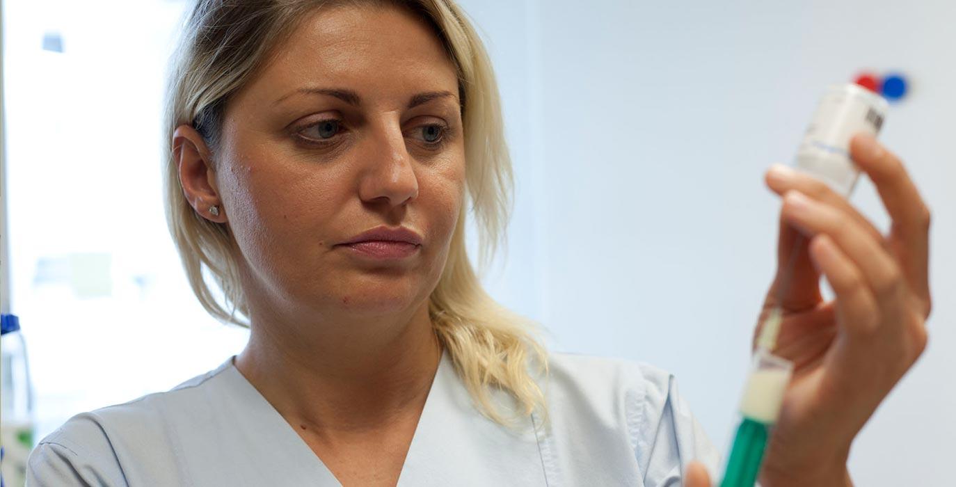 Frau füllt eine Spritze