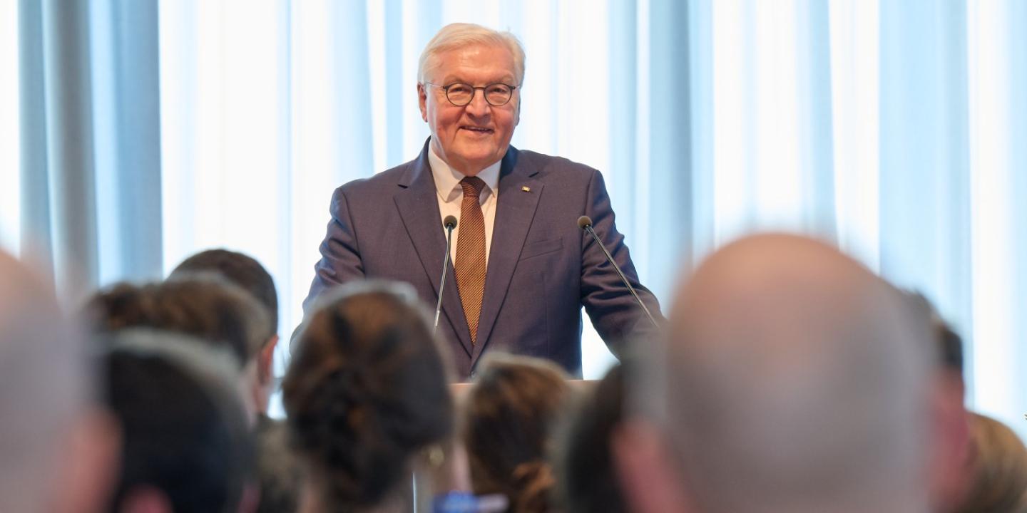 Frank-Walter Steinmeier spricht am Podium des Campus Bonn