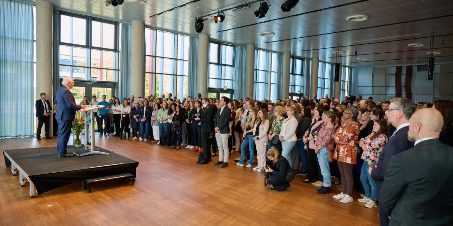 Frank-Walter Steinmeier spricht am Podium des Campus Bonn