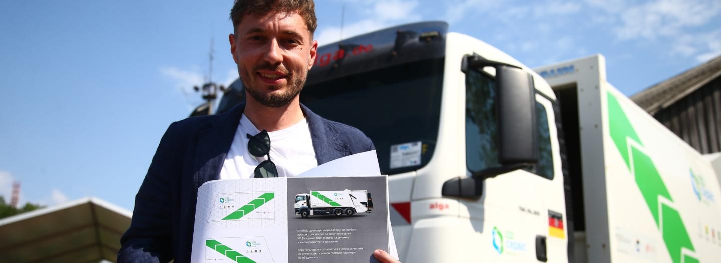 Eine Person hält ein grünes und weißes Papier in der Hand.