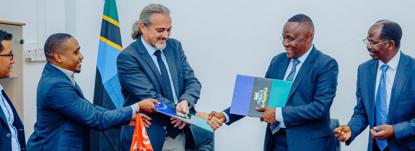 Vertreter der GIZ, des tansanischen Ministeriums für Finanzen und Planung und vom Ministerium für Wasser, Energie und Mineralien unterzeichnen eine Vereinbarung.