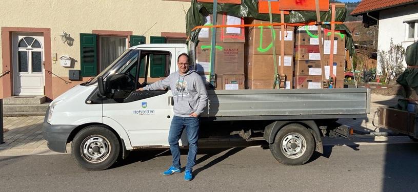 Bürgermeister Martin Aßmann steht vor einem LKW mit Hilfsgütern für die Ukraine.