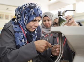 "Die Klempnerinnen in Ausbildung üben gemeinsam die Installation eines Wasserhahns." © GIZ / Thomas Imo/photothek.net