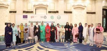 Weibliche Abgeordnete der Versammlung des Punjab vor dem Orientierungsprogramm für neue Mitglieder im April 2024.