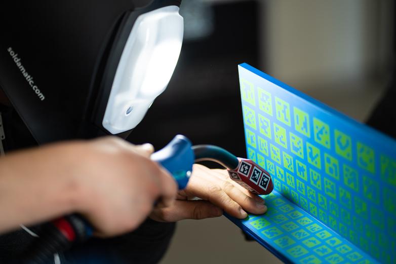 Eine Person beim Schweißen bekommt mit künstlicher Intelligenz die Schweißnaht angezeigt.