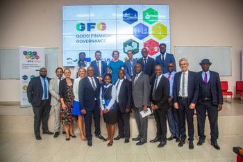 Eine Gruppe von Menschen posiert für ein Foto bei der Eröffnung des Programms.