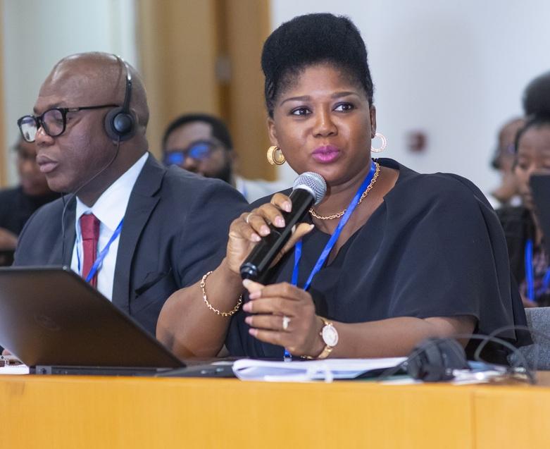 Eine Frau spricht auf einer Konferenz.