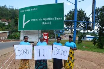 Eine Gruppe von Frauen mit Schildern.