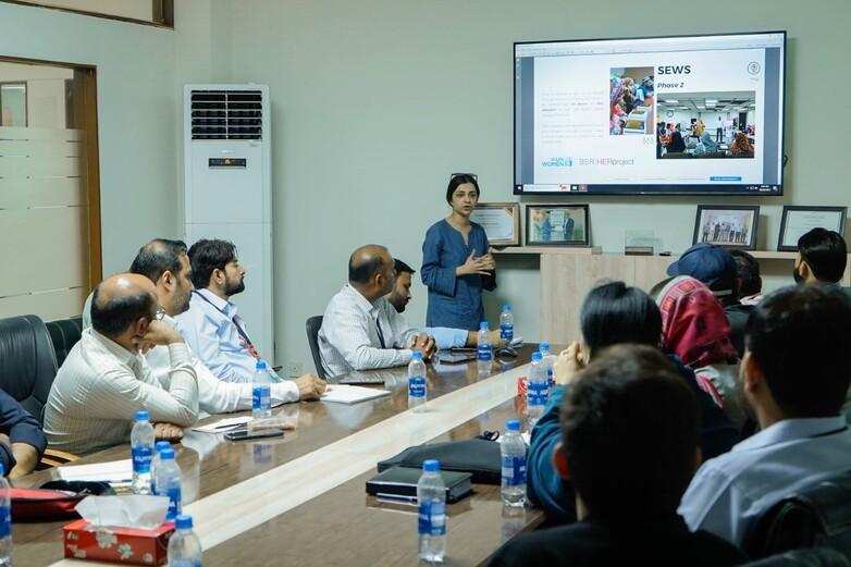 Referenten aus Partnerbetrieben diskutieren über bewährte Praktiken für Gleichstellung, Integration und Vielfalt in der Textil- und Modeindustrie.