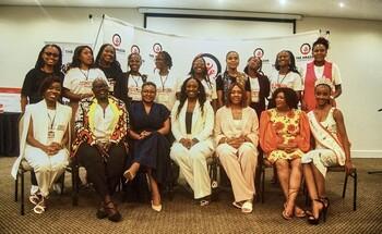 Mehrere Frauen auf einem Gruppenfoto.