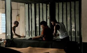 Drei Männer arbeiten in einer Gerberei an Tierhäuten. © GIZ/Victoria Hohenhausen