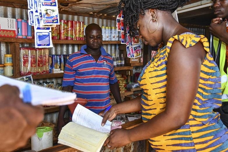 Bürgermeister von Gaoua während einer interaktiven Radiosendung mit der Bevölkerung. © GIZ