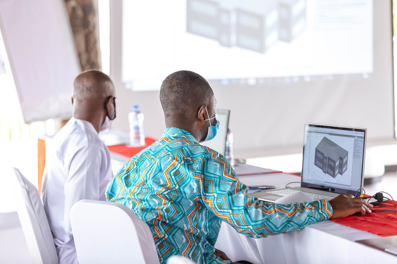 Teilnehmer eines Workshops modellieren Energieeffizienzmaßnahmen in Gebäuden mit einem Computerprogramm. Copyright: GIZ