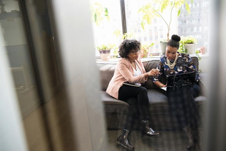 Zwei Gründerinnen tauschen sich über ihre innovativen Produkte und Services aus. © GIZ / Christiana Morillo