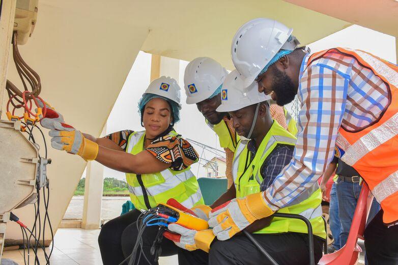 Technisches Personal von Stromversorgungsunternehmen lernt bei einer Schulung wie sogenannte Netzqualitätsanalysatoren angewendet werden können. Copyright: GIZ