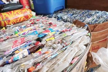 Gepresste Plastikflaschen die zu großen Paketen zusammengeschnürt wurden