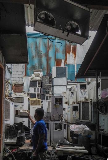 gizIMAGE_lots-of-old-cooling-devices