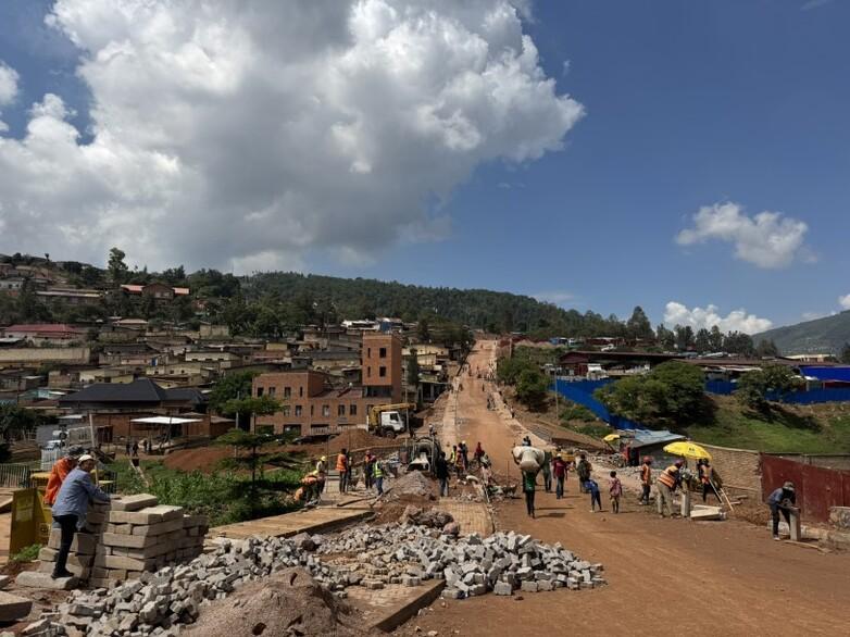 Eine Baustelle in Mpazi, einer informellen Nachbarschaft in Kigali, die mit verbessertem Wohnraum aufgewertet wird.