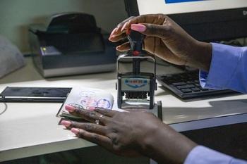 Ein Pass wird abgestempelt.