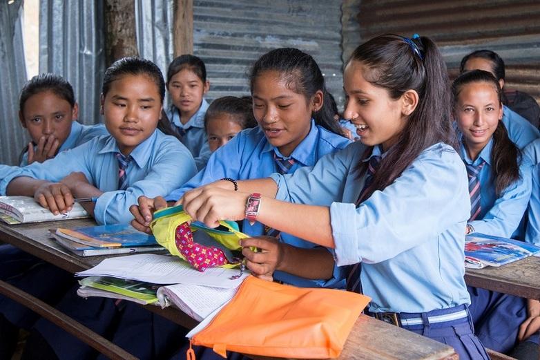 Schülerinnen in Nepal lernen, wie Menstruationsbinden verwendet werden.