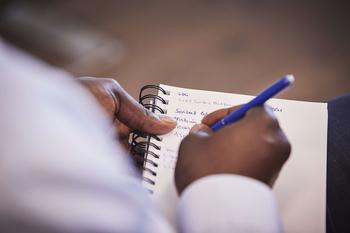 Teilnehmer*innen diskutieren während einer Veranstaltung von Partnerschaften2030 in Köln