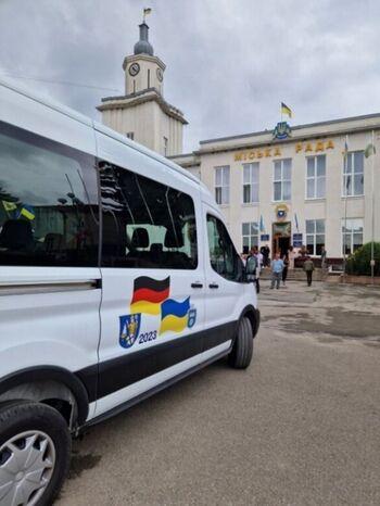 Ein Kleinbus wird vor dem Rathaus in Chortkiv von der Partnerkommune übergeben.