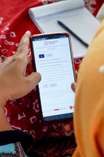 Ein Mobiltelefon, Schreibpapier und ein Stift.